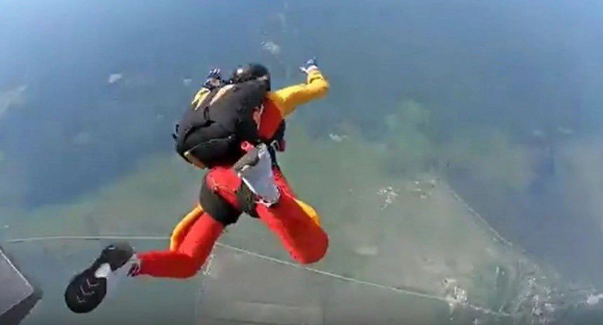 Mujer paracaidista a punto de morir es salvada en pleno vuelo