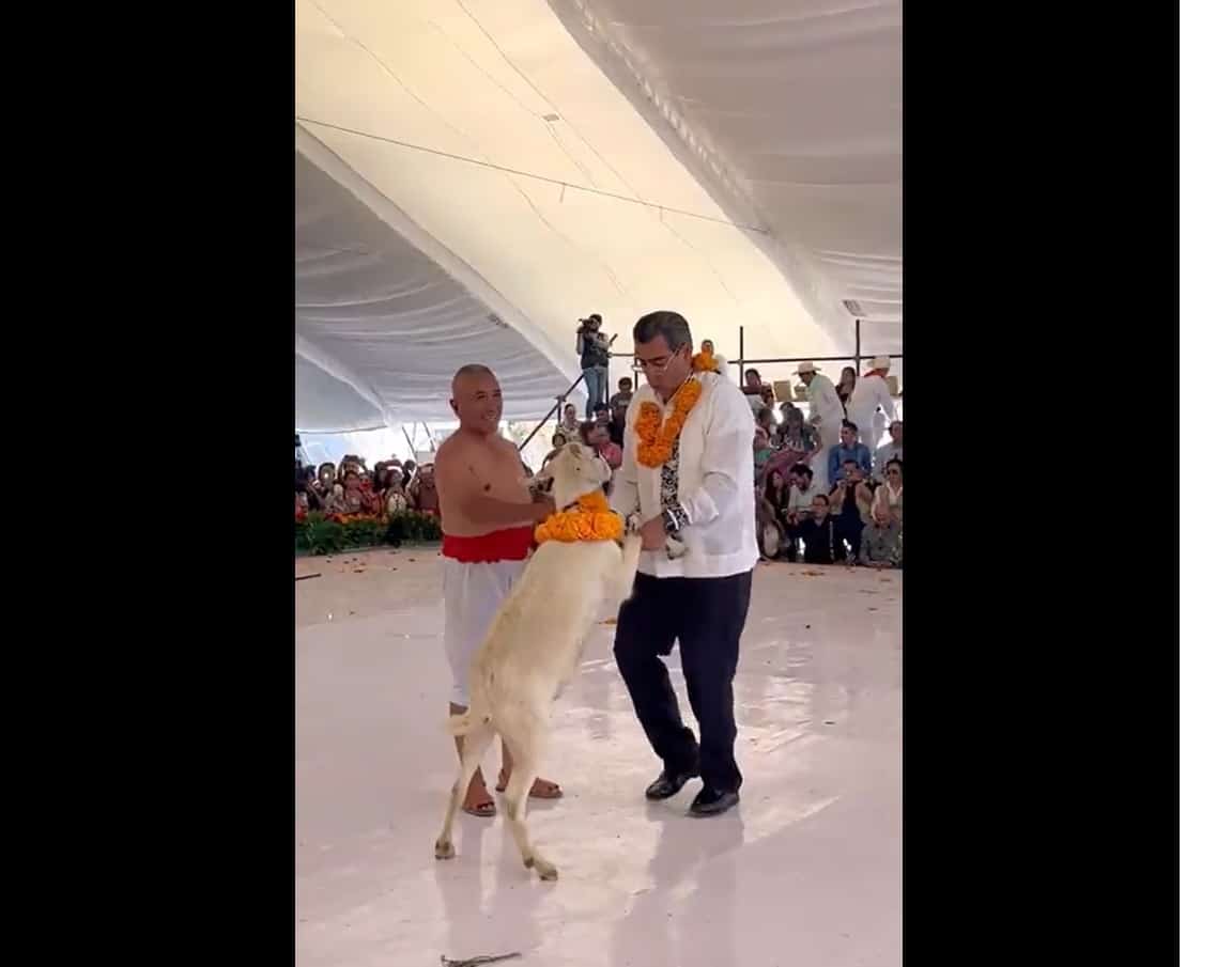 Gobernador de Puebla baila con un chivo para conmemorar el inicio de la temporada del mole de cadera 2023