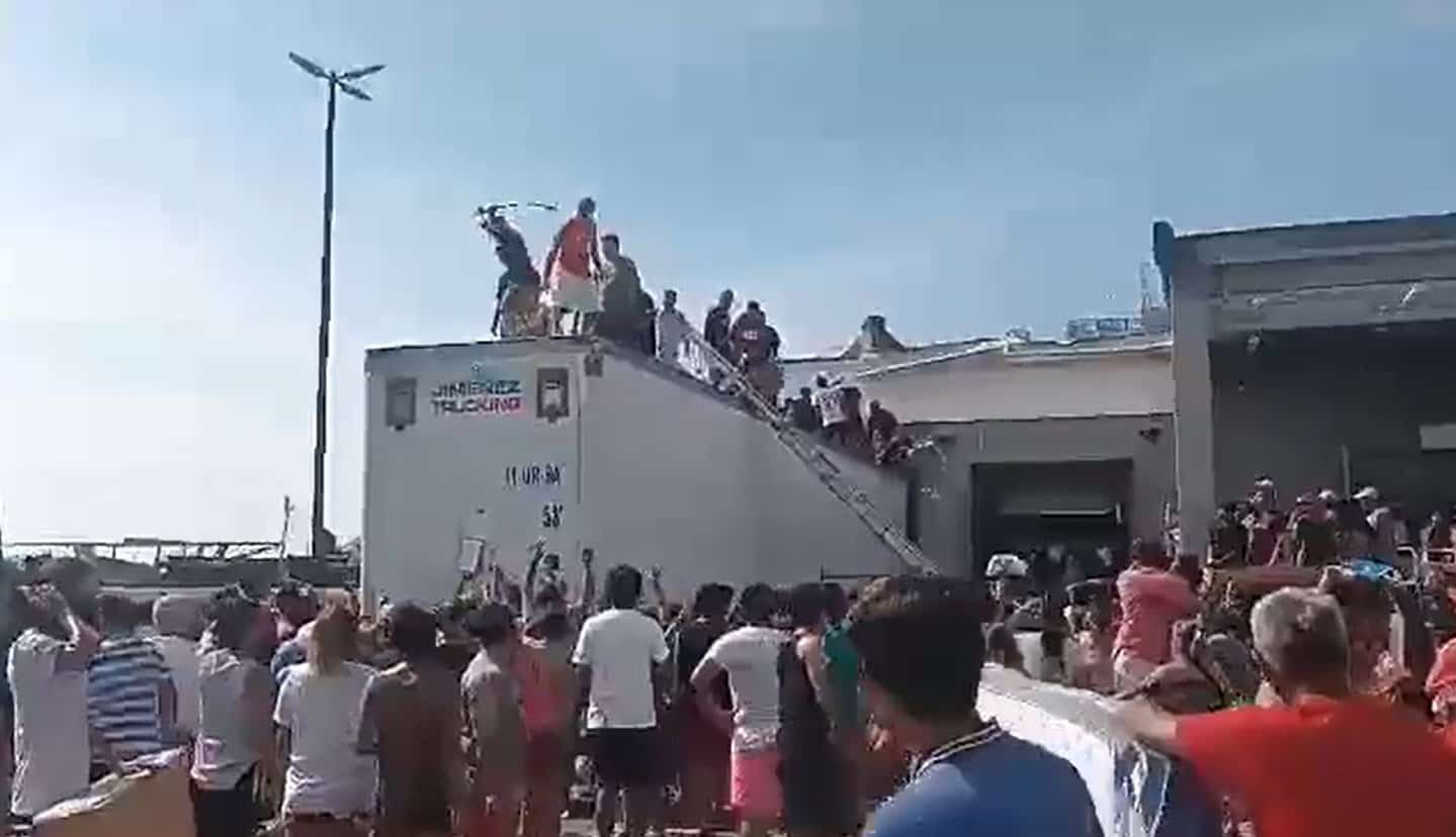 Víctimas del huracán ‘Otis’ se apropian de bienes de un camión de Walmart antes de que este complete su descarga