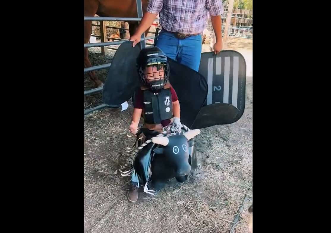 ¡Ternurita! Niño monta toro de juguete con la ayuda de su papá