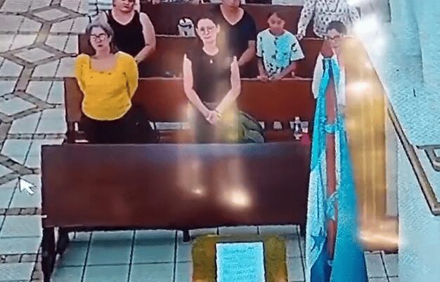 Niña cubierta por su madre, roba cartera de mujer en plena misa