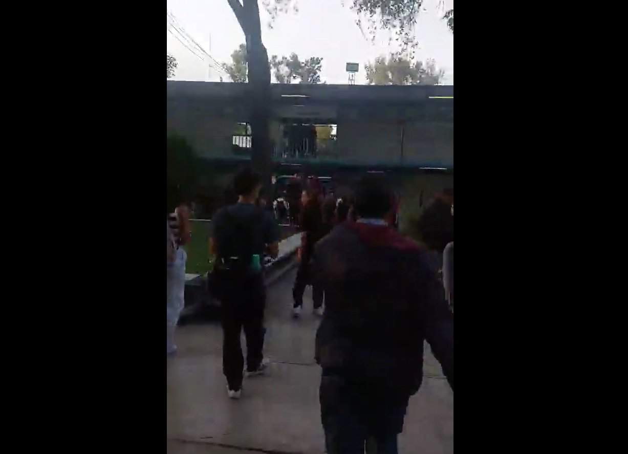 Reportan toma de instalaciones del CCH Vallejo; lanzan artefactos explosivos