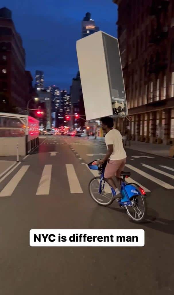 Hombre lleva un refrigerador completo sobre su cabeza