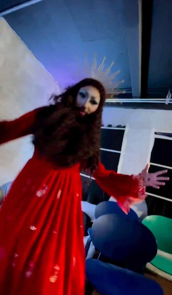 Una drag queen fue arrestada por disfrazarse como Jesucristo y realizar una actuación provocadora del Padre Nuestro durante su espectáculo