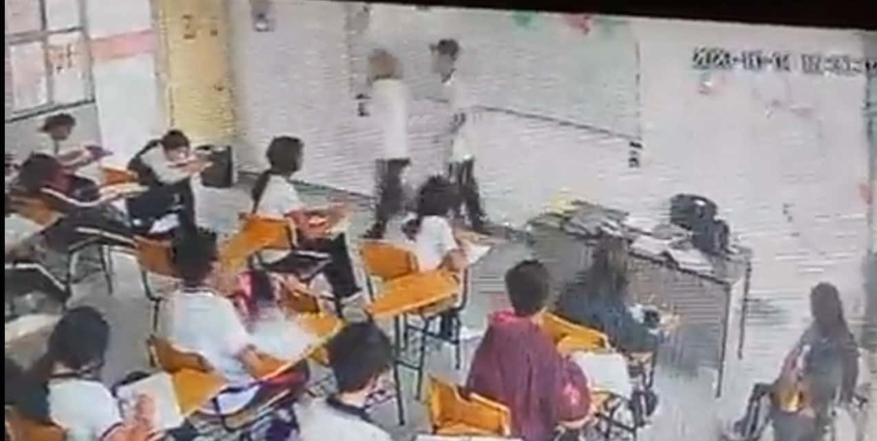 Alumno agrede con una navaja a su maestra de secundaria