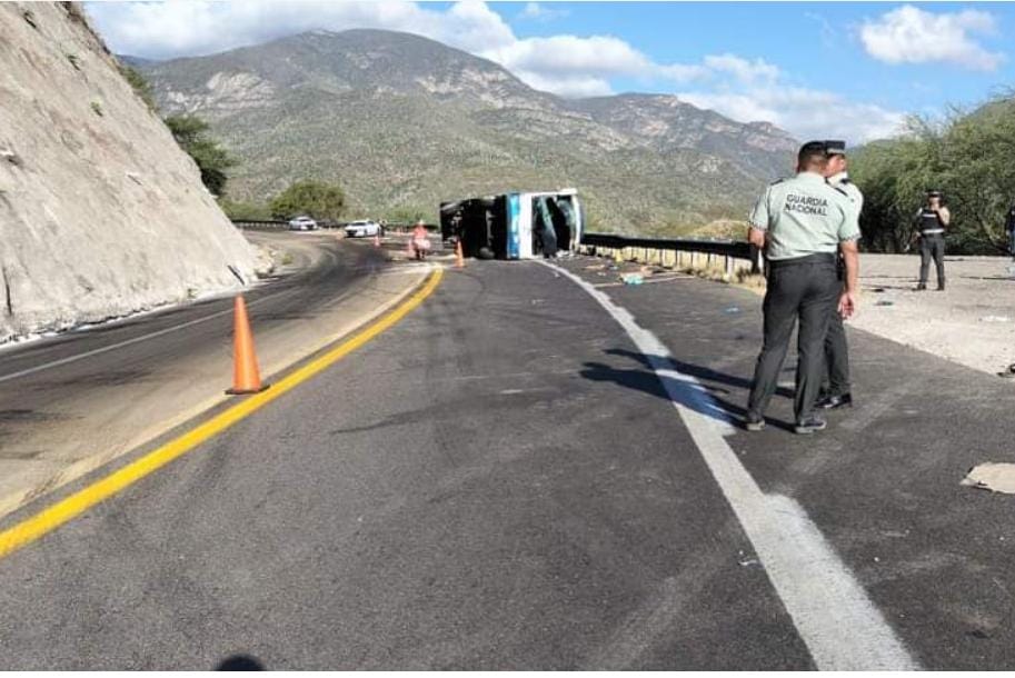18 personas pierden la vida tras terrible volcadura en Oaxaca
