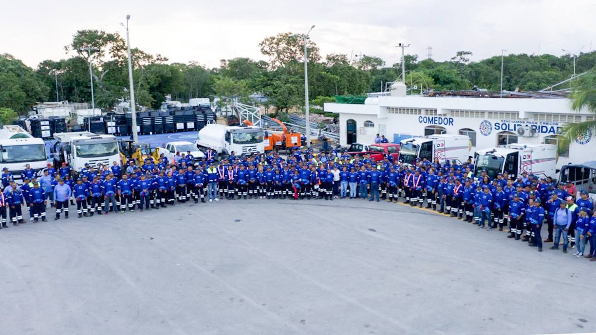 Lili Campos dignifica a personal de servicios públicos con más uniformes