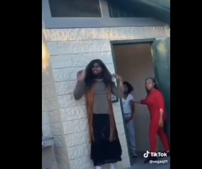 Mujer se enfrenta a persona trans que intenta usar el baño de mujeres