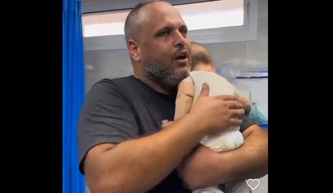 Padre palestino llora al abrazar por última vez el cuerpo de su pequeña hija