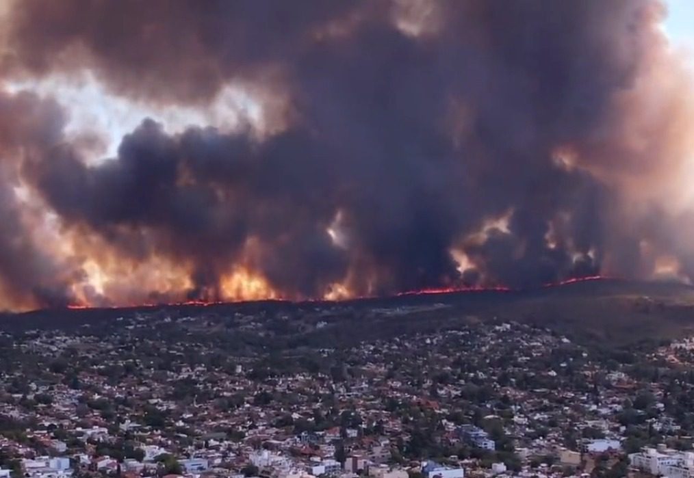 Incendio en Argentina amenaza con llegar a viviendas