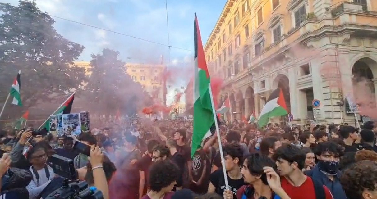 En las calles de Roma se enfrentan policías y manifestantes a favor de Palestina