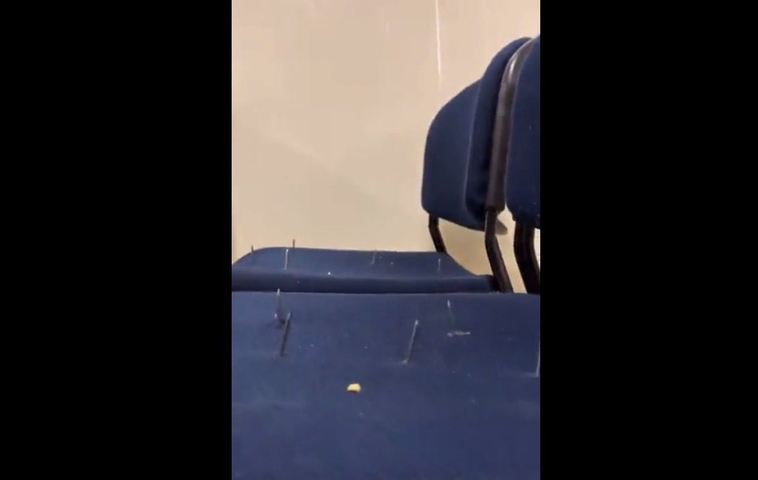 Con un vídeo, alumnos denuncian la presencia de clavos en los asientos de universitarios