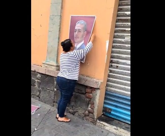 Una mujer se roba cartel de García Harfuch y se viraliza en redes sociales