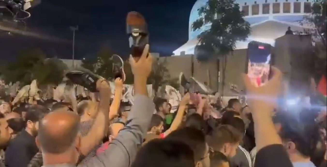 Como respuesta al ataque de un hospital en Gaza, cientos de personas asaltan la embajada de Israel en Jordania