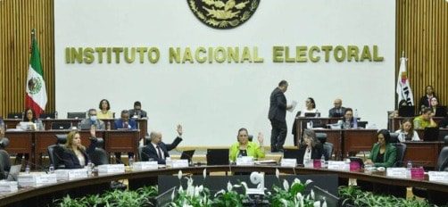 Por alterar citas textuales de AMLO, suspenden provisionalmente a director del INE