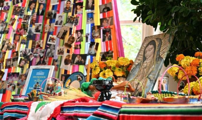 Colocan ofrenda del Día de Muertos en la Casa Blanca