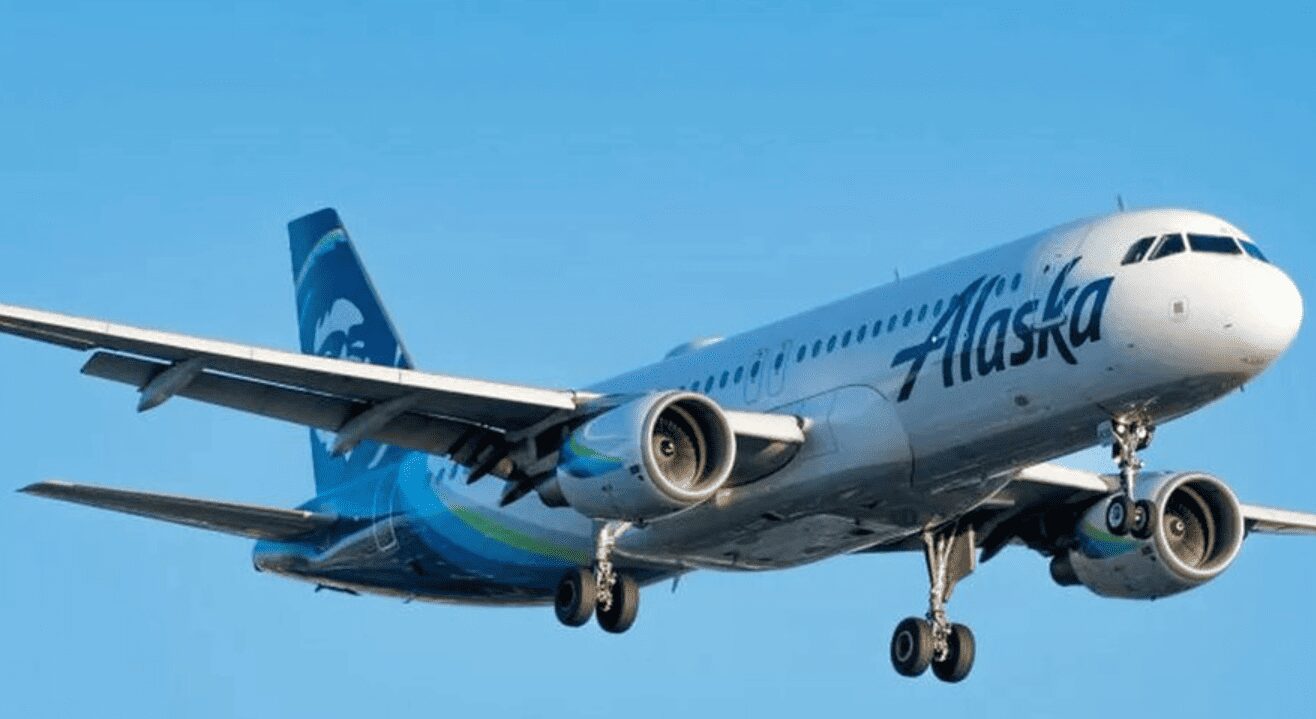 Piloto de Alaska Airlines intenta apagar los motores durante el vuelo