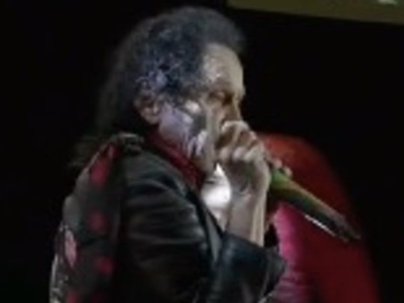 ¡Dónde están esas pin… palmas!; Alex Lora arremete contra los influencer por no apluadir y solo grabar durante su presentación en los Eliot Awards 2023