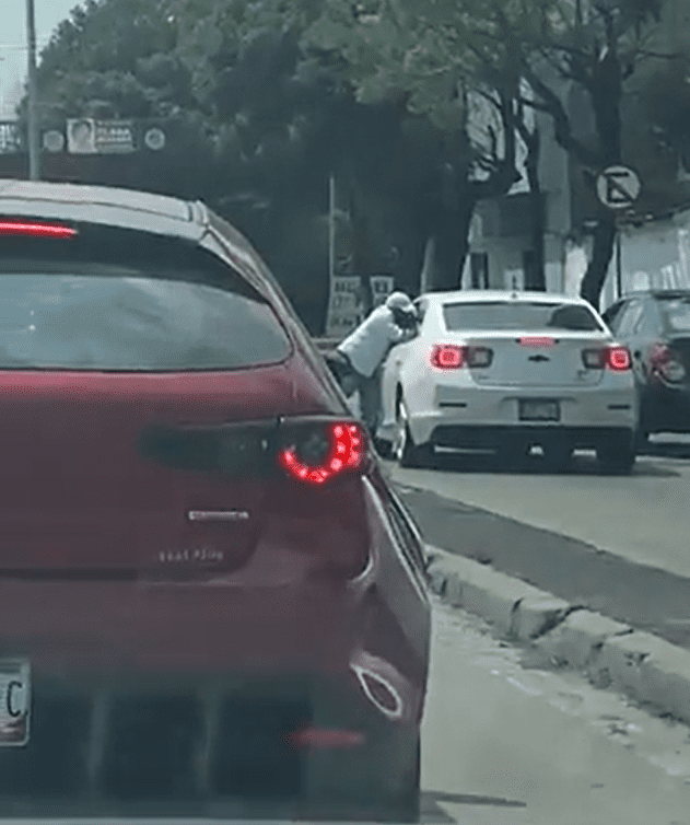 Asalto con violencia en Circuito Interior de la Ciudad de México