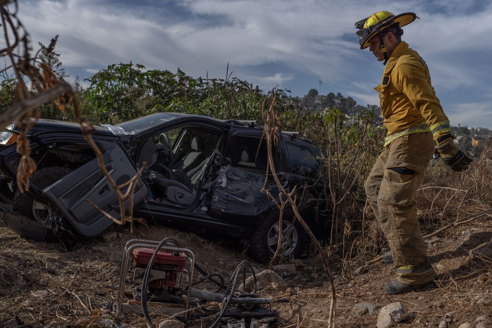 Mujer queda atrapada en una camioneta después de volcar