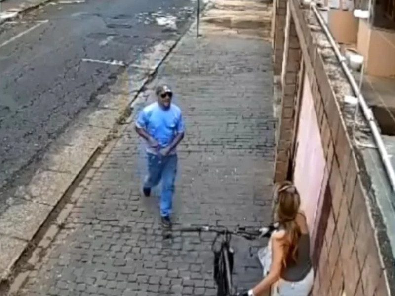 Un hombre atacó a su esposa en plena calle luego de que ella le pidiera el divorcio