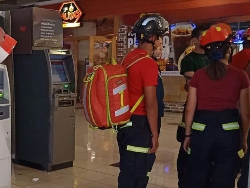 En Monterrey, cae niño desde segundo piso en plaza comercial
