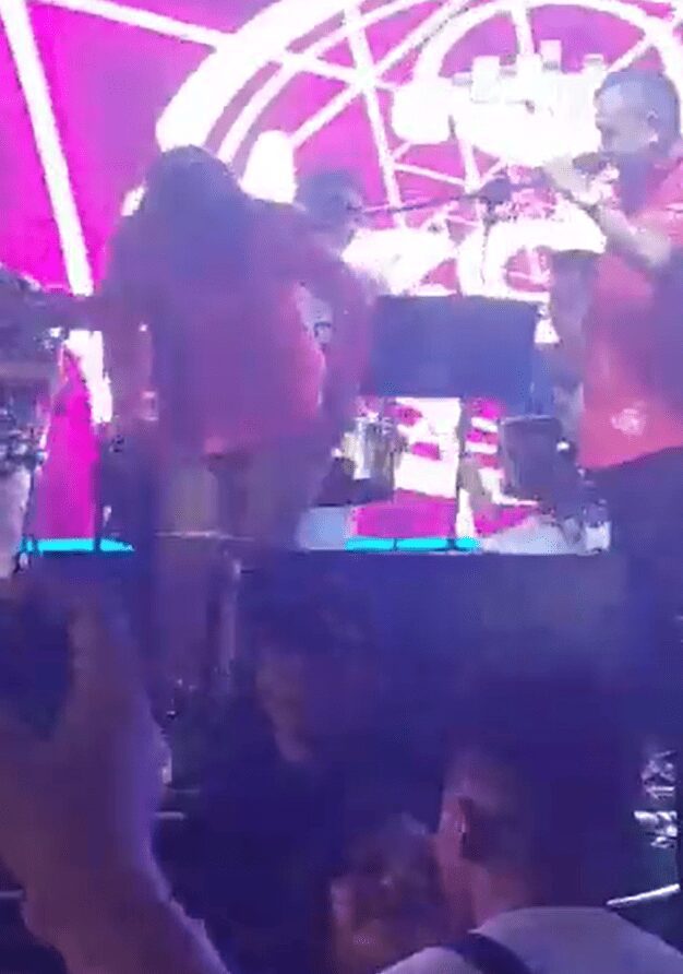 Cantante grupero desnuda a mujer en concierto