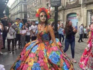 Realizan desfile de Catrinas Contemporáneas en el Centro de la Ciudad de México