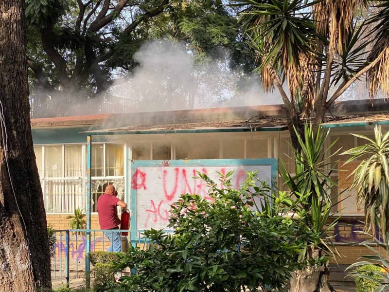 Un grupo de encapuchados vandaliza el CCH Azcapotzalco y deja tres heridos