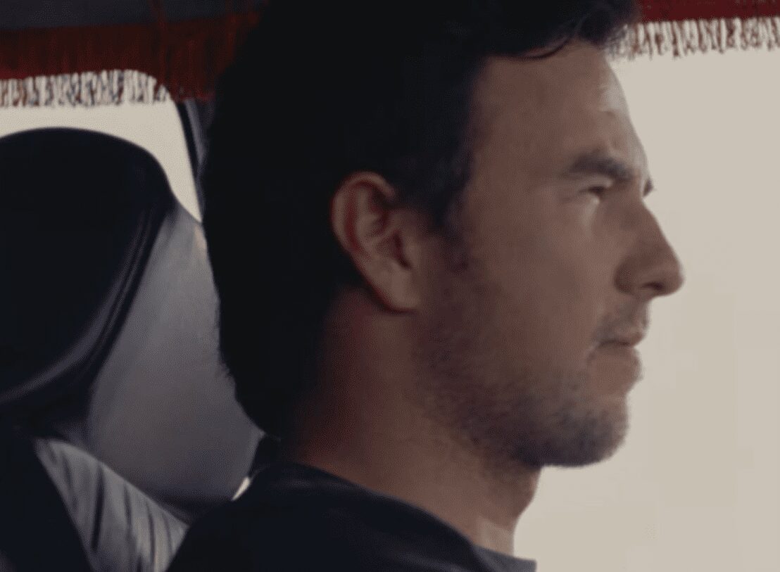 Checo Pérez se convierte en taxista y su pasajero es Carin León