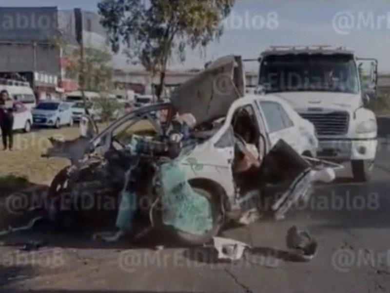 Conductor muere y copiloto queda prensado en aparatoso choque en Ecatepec