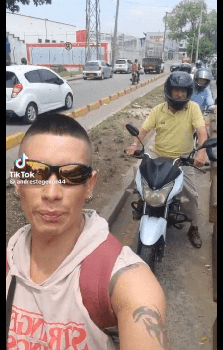 Ciclista molesto para el tráfico de motos en ciclovía y exige que no la usen