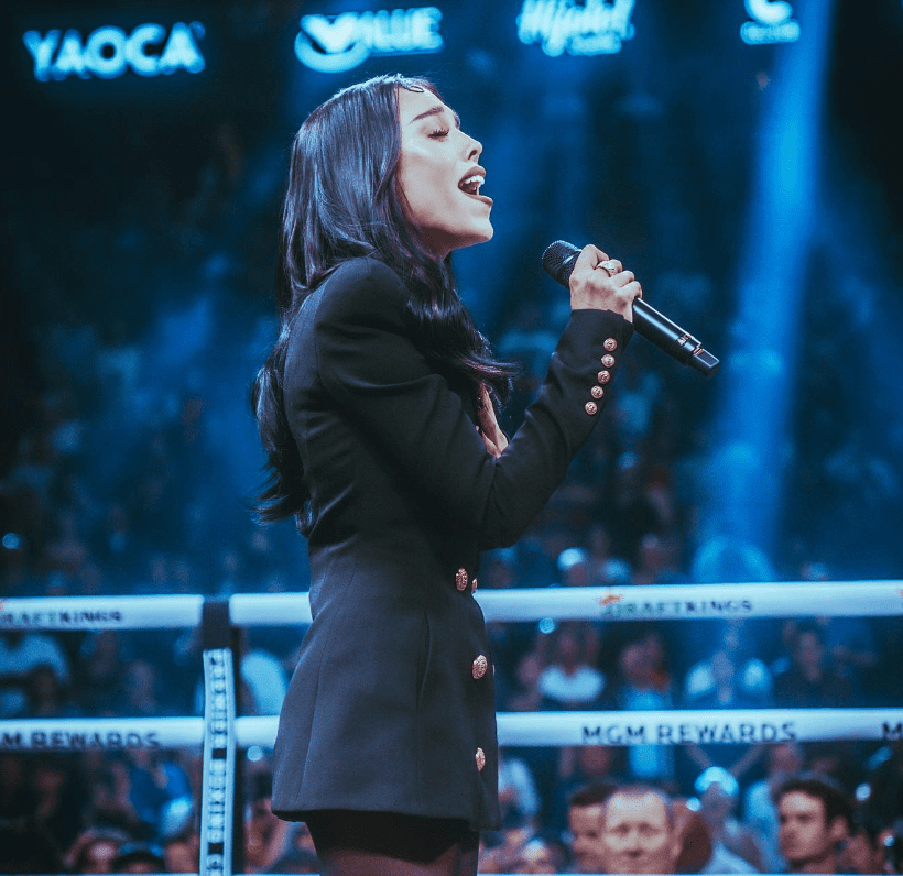 Danna Paola podría pagar multa por interpretar el Himno Nacional