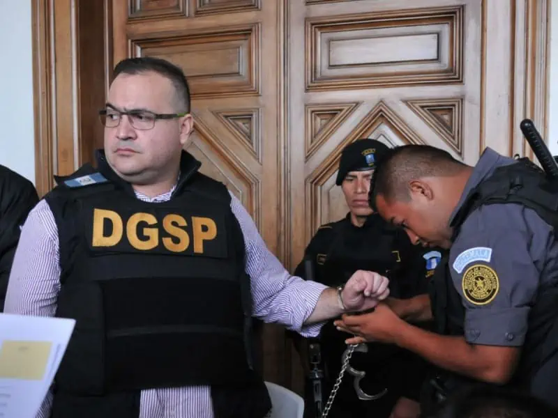 Por su presunta participación en el delito de peculado, la FGR obtiene órdenes de aprehensión en contra de siete excolaboradores del ex gobernador de Veracruz