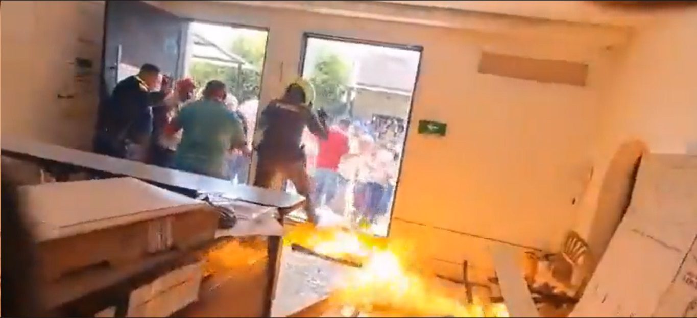 Ciudadanos incendian la Registraduría Nacional del Gamarra, Colombia, con todo y funcionarios