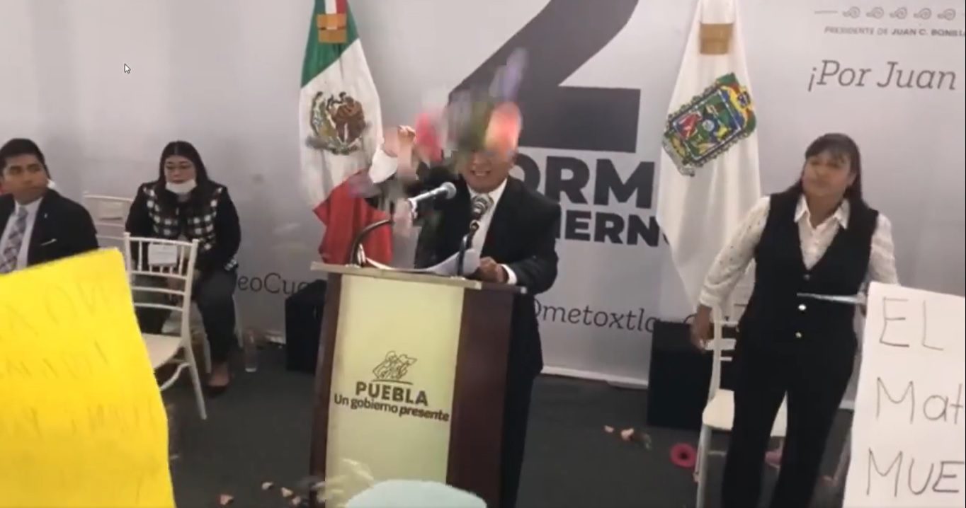 Ciudadanos corrieron al Presidente Municipal de Juan C. Bonilla de su propio Informe de Gobierno; le aventaron de todo