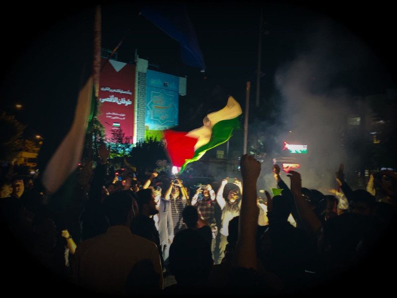 Decenas de personas en Irán festejan con fuegos artificiales la incursión de Palestina en Israel