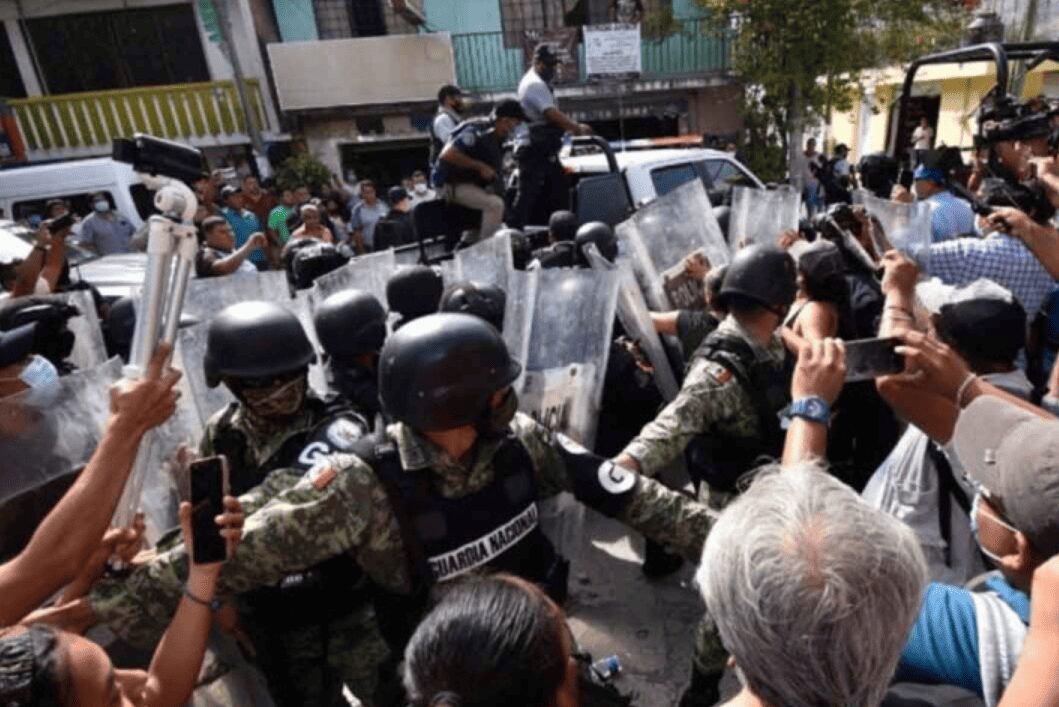 Policías en Puebla rescatan a delincuentes de ser linchados