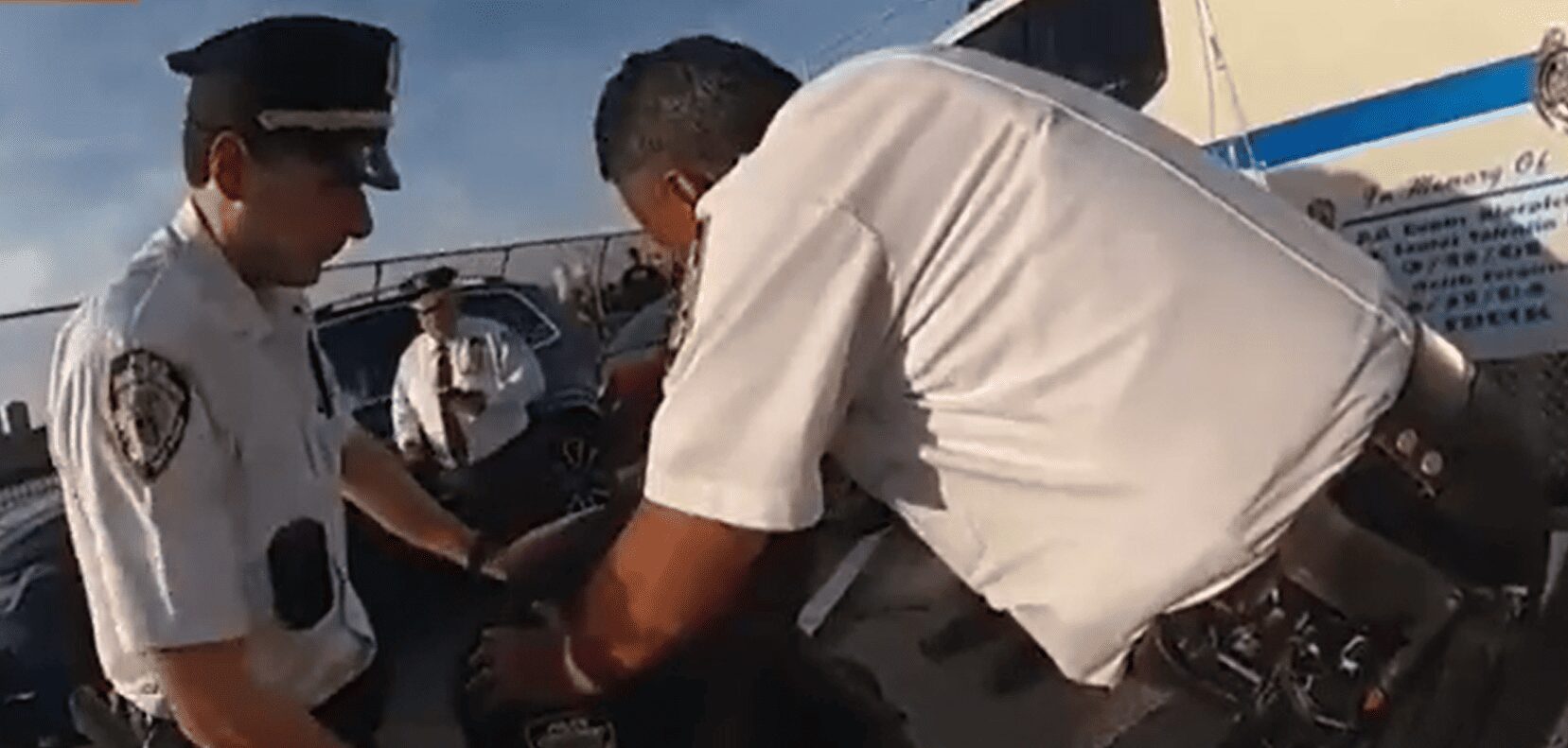 Policía llora al evitar que hombre se suicide