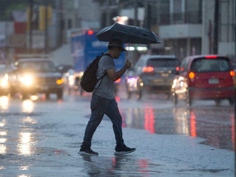 A partir de esta semana se esperan lluvias torrenciales, oleaje alto y frío en la mayor parte del país
