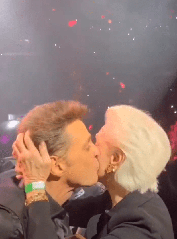 Luis Miguel paró concierto para saludar a Carolina Herrera