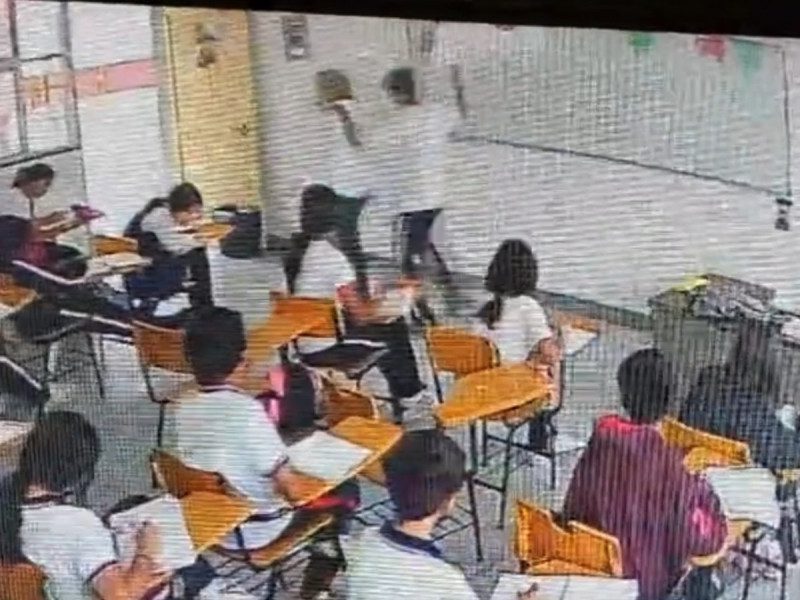 Alumno que apuñaló a maestra es vinculado a proceso por lesiones leves atenuadas
