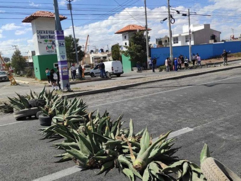 Utilizan magueyes para bloquear una carretera en Hidalgo