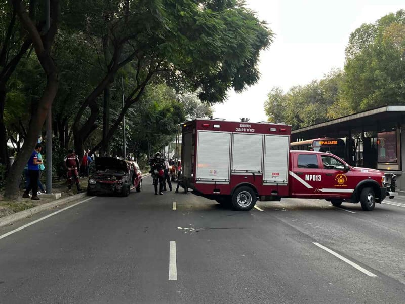 Una mujer resulta lesionada al chocar contra Metrobús