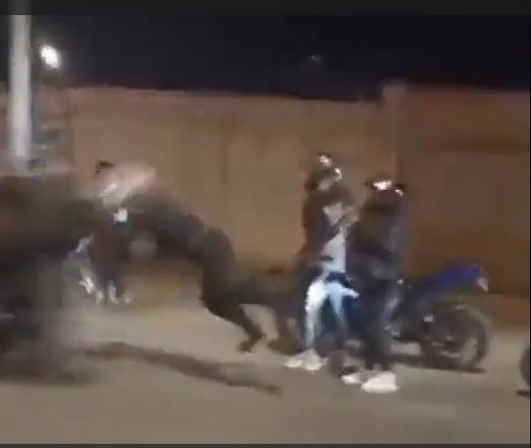 Imprudencia Vs Imprudencia; Policía golpea con casco a pareja de motociclistas por NO detenerse