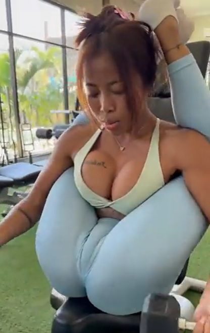 Mujer impacta en el gimnasio por su flexibilidad y modo de hacer pesas; pero la pregunta que surge es ¿qué músculo está ejercitando?