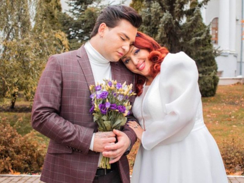 Matrimonio entre madre e hijo genera controversia en redes sociales