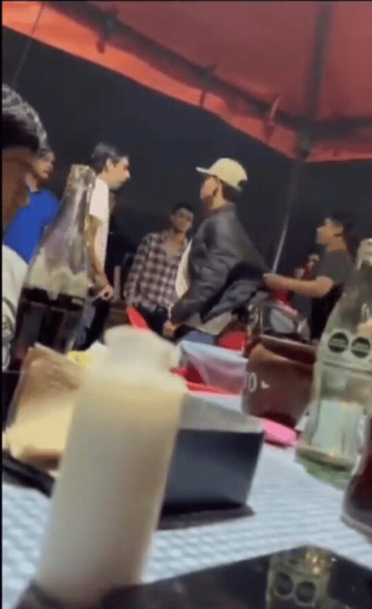 Se registra otro incidente violento involucrando a jóvenes, esta vez ocurrió una pelea entre siete personas y dos individuos en un restaurante de tacos en Nayarit