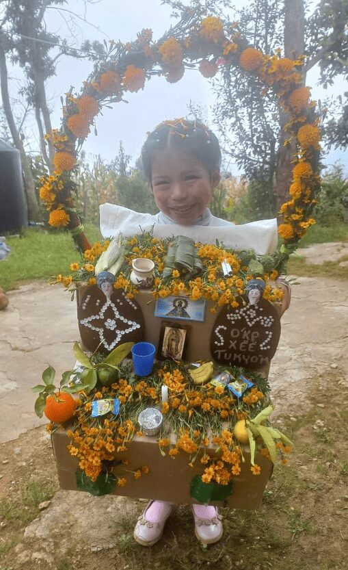 Niña se viste como una ofrenda en el Día de Muertos y conmueve a las redes sociales