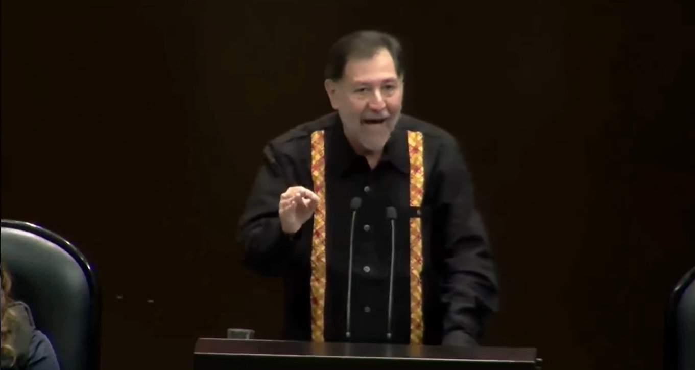 Fernández Noroña se auto nombra ‘la voz del pueblo’ y en redes sociales arrementen contra él; le piden que mejor ‘se bañe’